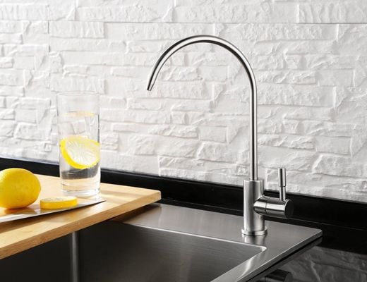 De opgepoetste Geborstelde Tapkranen van de Roestvrij staalkeuken niet Gemakkelijk om Met lange levensuur te roesten